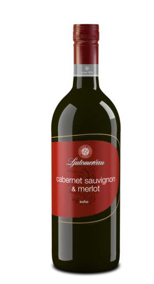 Láhev červeného vína Cabernet sauvignon & merlot z vinařství Puklavec Family Wines s červenou etiketou v 1l láhvi