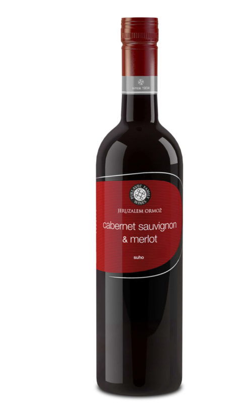 Láhev červeného vína Cabernet sauvignon & merlot z vinařství Puklavec Family Wines s červenou etiketou