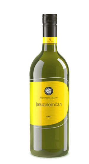Láhev bílého vína Jeruzalemčan vinařství Puklavec Family Wines se žlutou etiketou v 1 L láhvi
