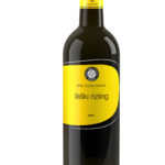 Láhev bílého vína odrůdy Ryzlink Vlašský slovinského vinařství Puklavec Family Wines se žlutou etiketou