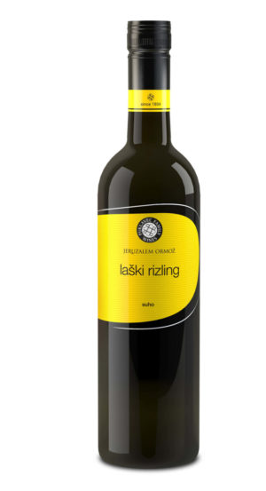 Láhev bílého vína odrůdy Ryzlink Vlašský slovinského vinařství Puklavec Family Wines se žlutou etiketou