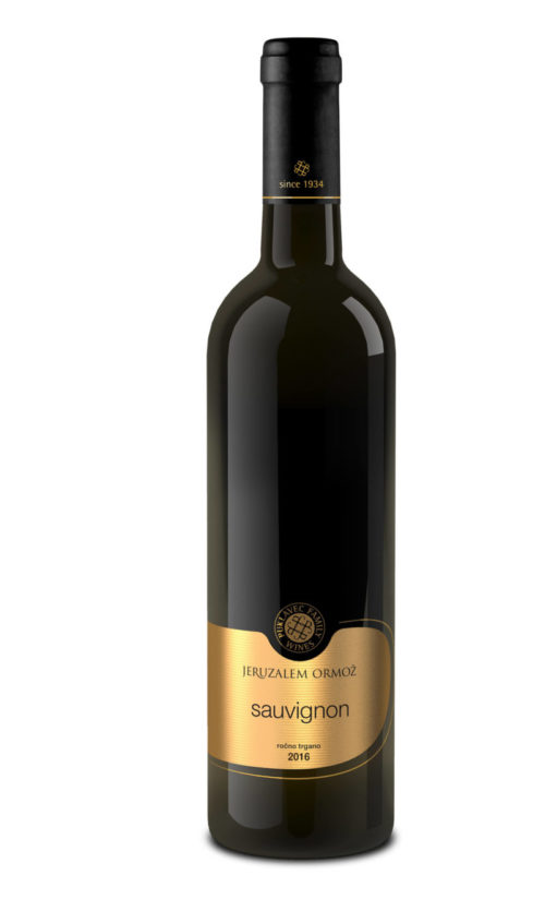 Láhev bílého vína Sauvignon nejvyšší řady slovinského vinařství Puklavec Family Wines se zlatou etiketou