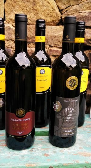 Kolekce šesti oceněných vín slovinského vinařství Puklavec Family Wines